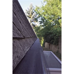 Háló, ereszcsatorna védelméhez 17 cm x 6 m