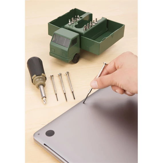 Szerszámkészlet teherautóban