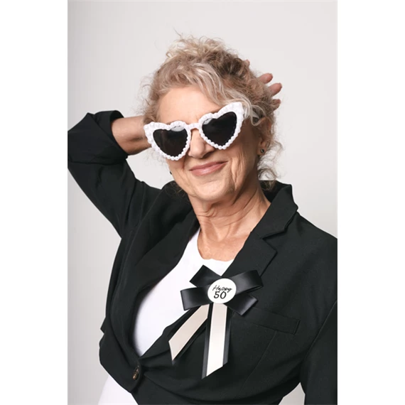 Szív alakú szemüveg gyöngyökkel, fehér, 13,5 cm széles keret, 5 cm magas keret, 13 cm szárhossz