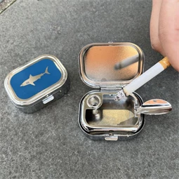 Utazó hamutartó, cápa mintás