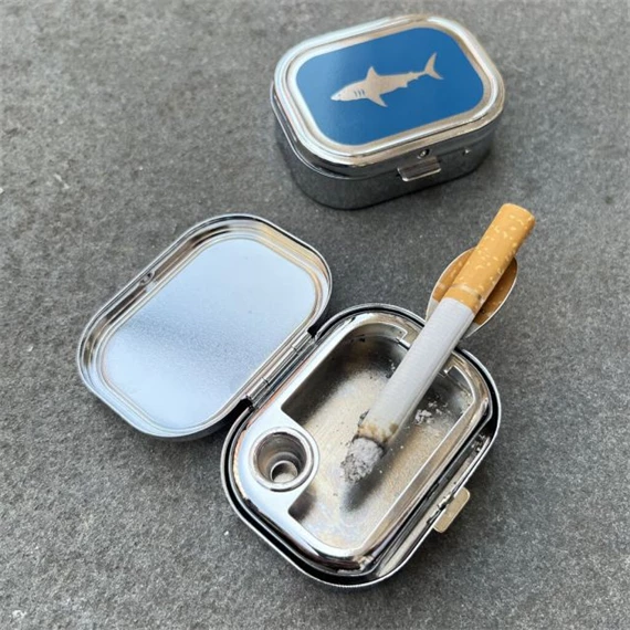 Utazó hamutartó, cápa mintás